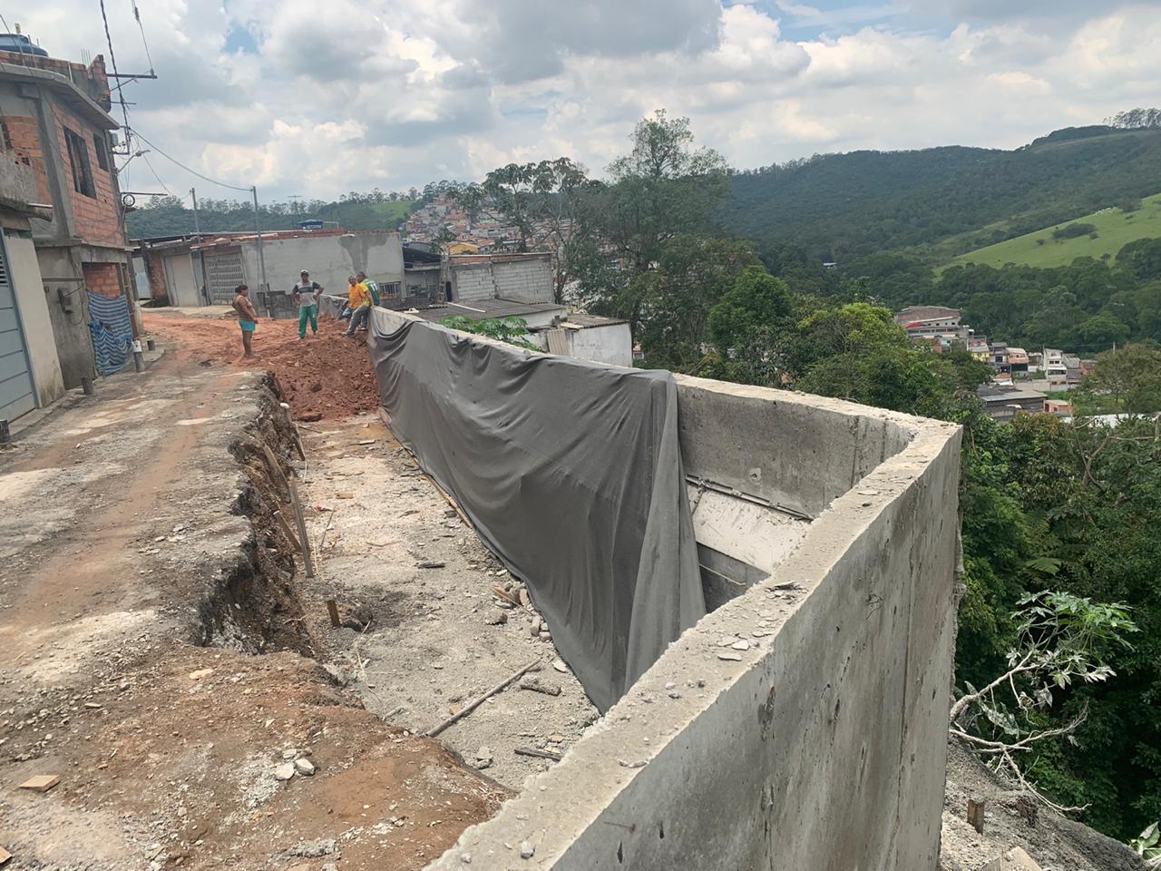 Um paredão de concreto, no formato de um triângulo, vai dar sustentação para a rua, que está sendo reconstruída com segurança.  